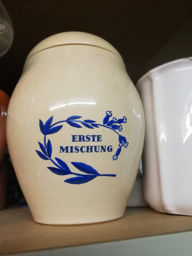 Steingutdose mit Text "Erste Mischung"