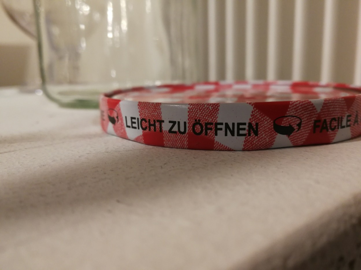 Bild von Schraubverschlussdeckel mit Text "leicht zu öffnen"