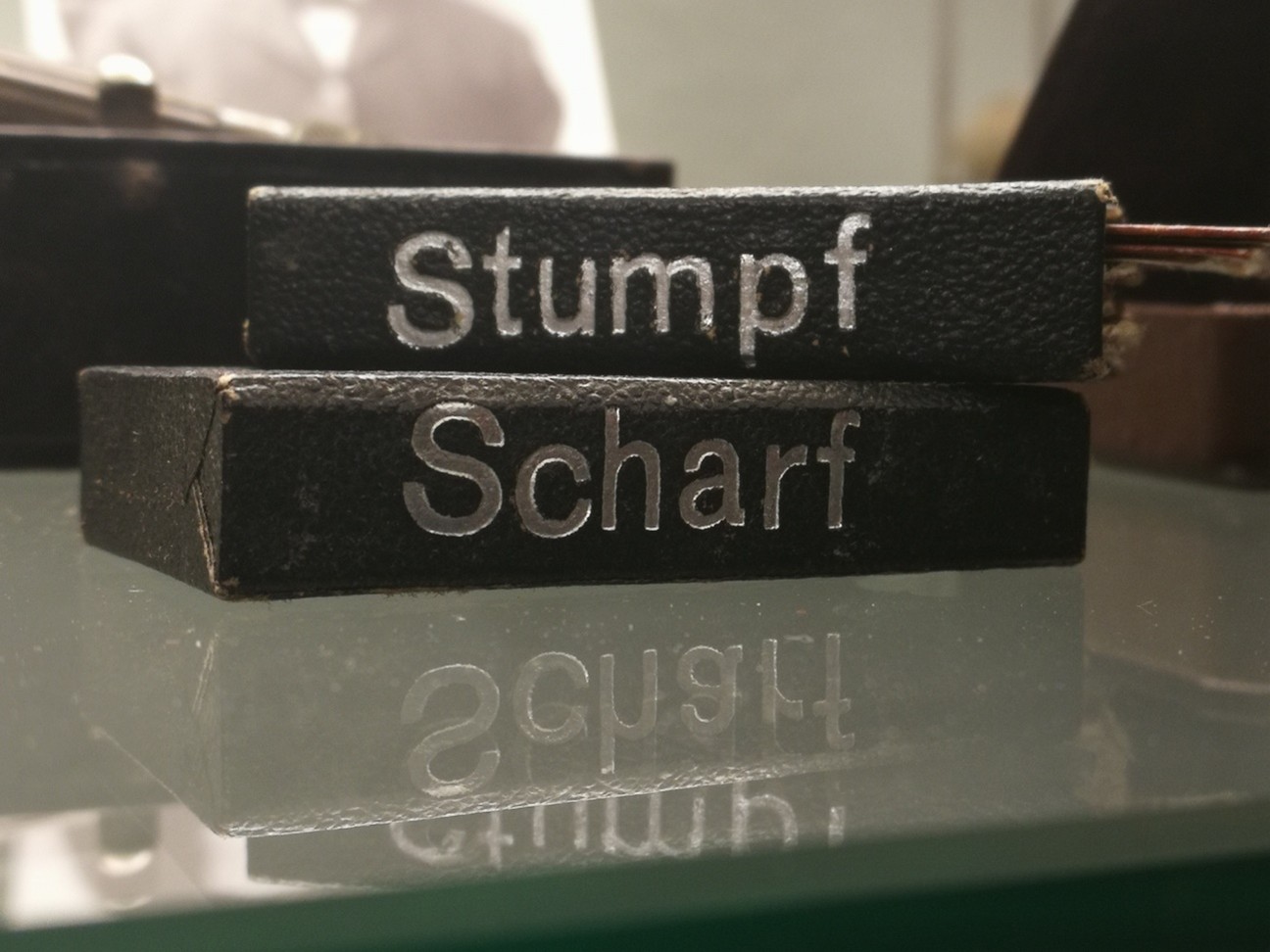 Bild von schwarzen Blöcken mit den Worten "stumpf" und "scharf" darauf